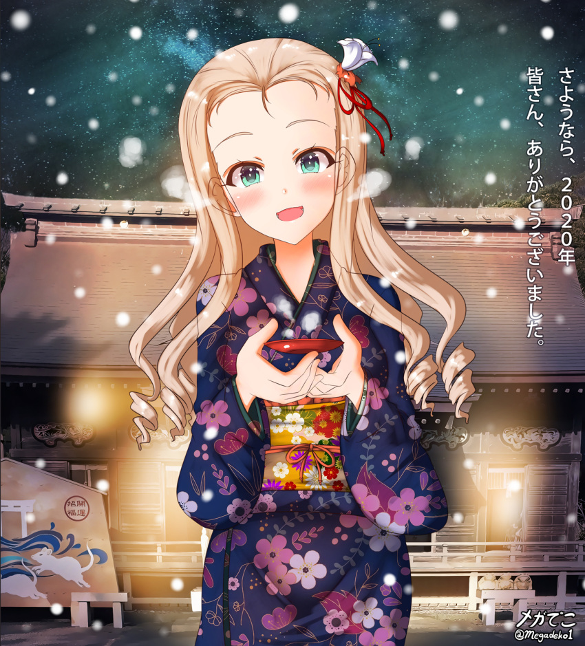 1girl 2020 aquaegg artist_name blonde_hair blue_kimono breath chinese_zodiac commentary cowboy_shot cup drill_hair girls_und_panzer green_eyes hair_ornament highres holding holding_cup japanese_clothes kimono long_hair long_sleeves looking_at_viewer marie_(girls_und_panzer) new_year night night_sky obi open_mouth outdoors print_kimono sakazuki sash signature sky smile snowing solo standing star_(sky) starry_sky temple translated twitter_username year_of_the_rat