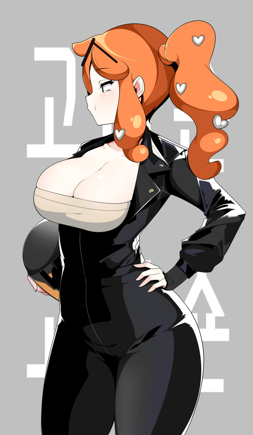 1girl absurdres alternate_costume biker_clothes bikesuit black_bodysuit bodysuit breasts cleavage closed_mouth dammit eyewear_on_head from_side green_eyes grey_background hair_ornament hand_on_hip heart heart_hair_ornament helmet highres holding holding_helmet korean_commentary large_breasts looking_ahead orange_hair pokemon pokemon_(game) pokemon_swsh pout profile side_ponytail sidelocks solo sonia_(pokemon)