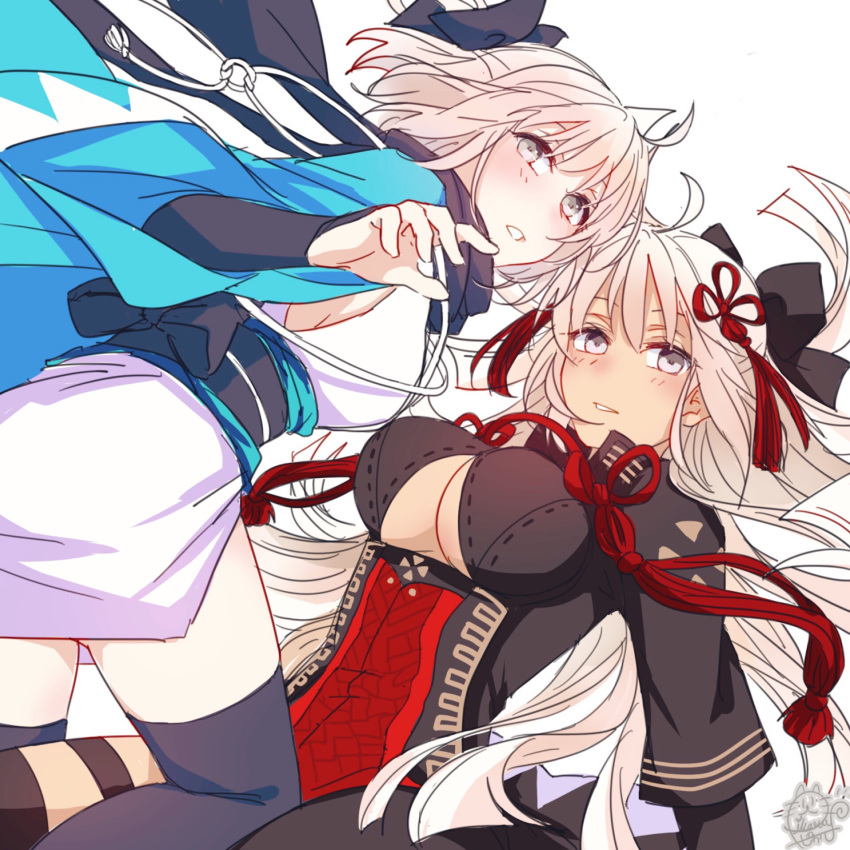 2girls ahoge bangs breasts dark-skinned_female dark_skin eyebrows_behind_hair eyebrows_visible_through_hair fate/grand_order fate_(series) hair_ornament hair_ribbon hairband haori highres japanese_clothes long_hair looking_at_viewer looking_back multiple_girls okita_souji_(alter)_(fate) okita_souji_(fate) okita_souji_(koha/ace) ponytail ribbon short_hair silver_hair smile succhii_(pikaru)