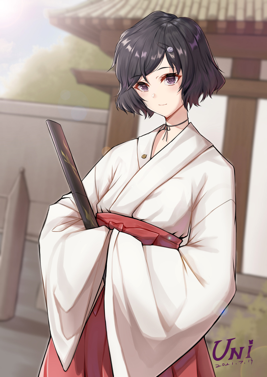 1boy absurdres artist_name bangs black_hair blurry blurry_background bob_cut chinese_commentary choker commentary_request cowboy_shot dated day eyebrows_visible_through_hair hair_ornament hairclip hakama hakama_skirt highres holding holding_sword holding_weapon japanese_clothes katana kimono lapel_pin light_blush looking_at_viewer male_focus miko otoko_no_ko outdoors purple_eyes red_hakama ribbon_choker saya_(scabbard) sheath sheathed short_hair signature skirt skull_hair_ornament sleeves_past_fingers sleeves_past_wrists smile solo standing steins;gate swept_bangs sword torii unique_(pixiv12704744) urushibara_ruka weapon white_kimono wide_sleeves