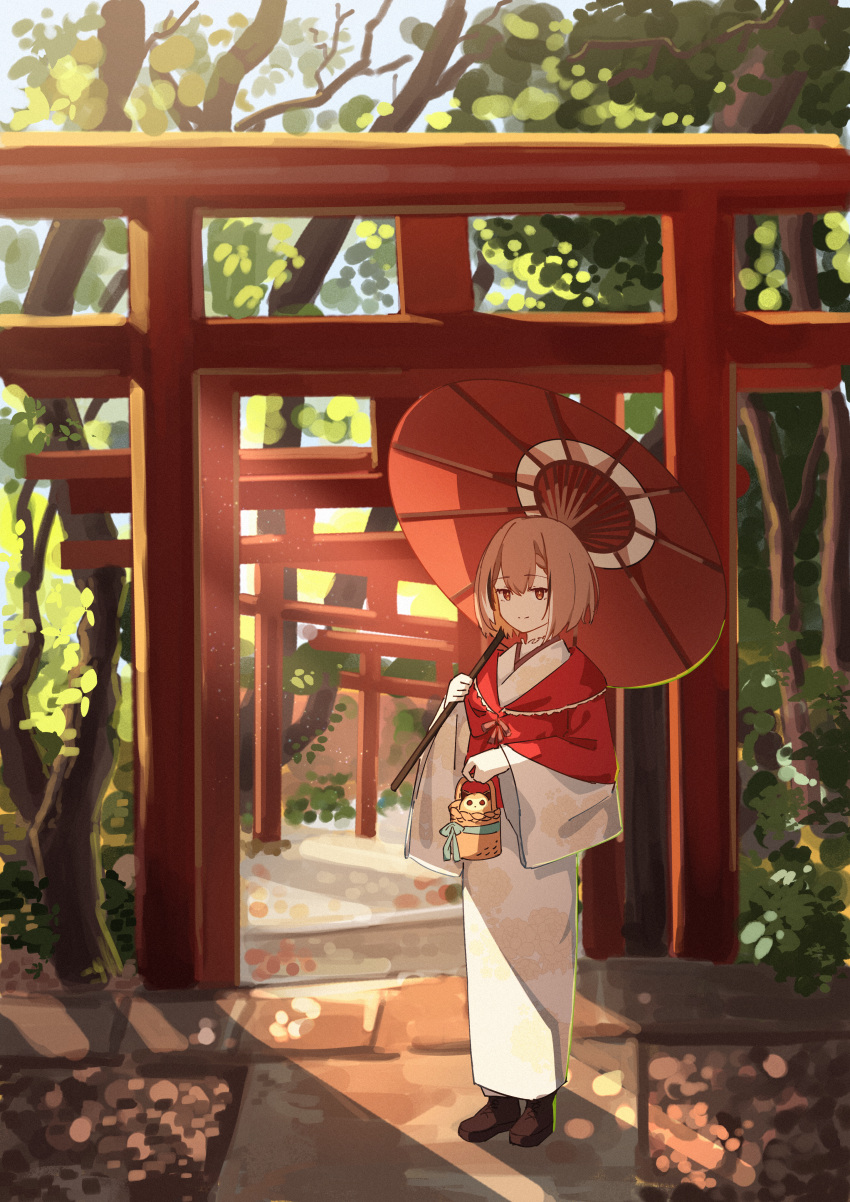 1girl absurdres bangs basket bird black_hair brown_hair closed_mouth commentary day eyebrows_visible_through_hair full_body highres holding holding_basket holding_umbrella hololive japanese_clothes jl_tan kimono multicolored_hair nanashi_mumei outdoors print_kimono short_hair solo standing streaked_hair torii umbrella virtual_youtuber white_hair white_kimono