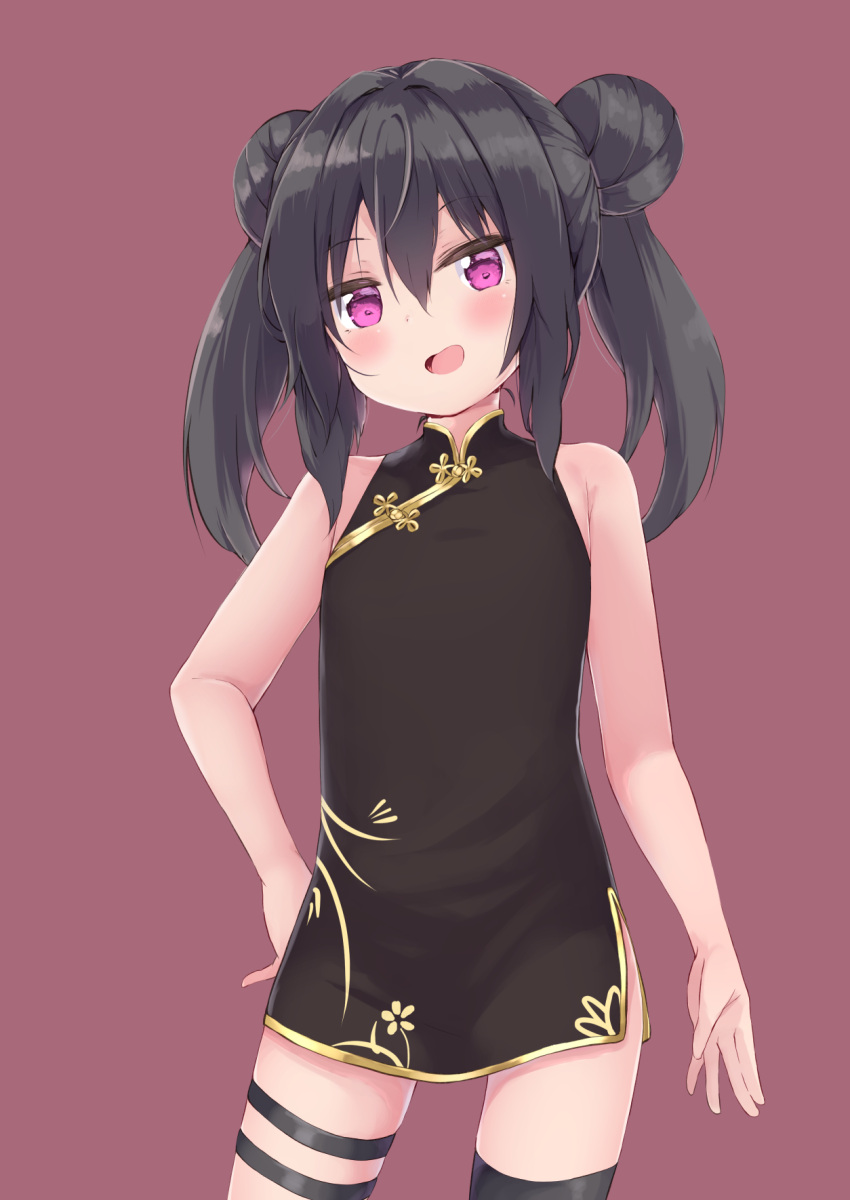 1girl :d amano_kouki bare_arms bare_shoulders black_dress black_hair black_legwear blush brown_background china_dress chinese_clothes commentary_request double_bun dress hand_on_hip highres long_hair looking_at_viewer note-chan original purple_eyes simple_background single_thighhigh sleeveless sleeveless_dress smile solo thigh_strap thighhighs twintails