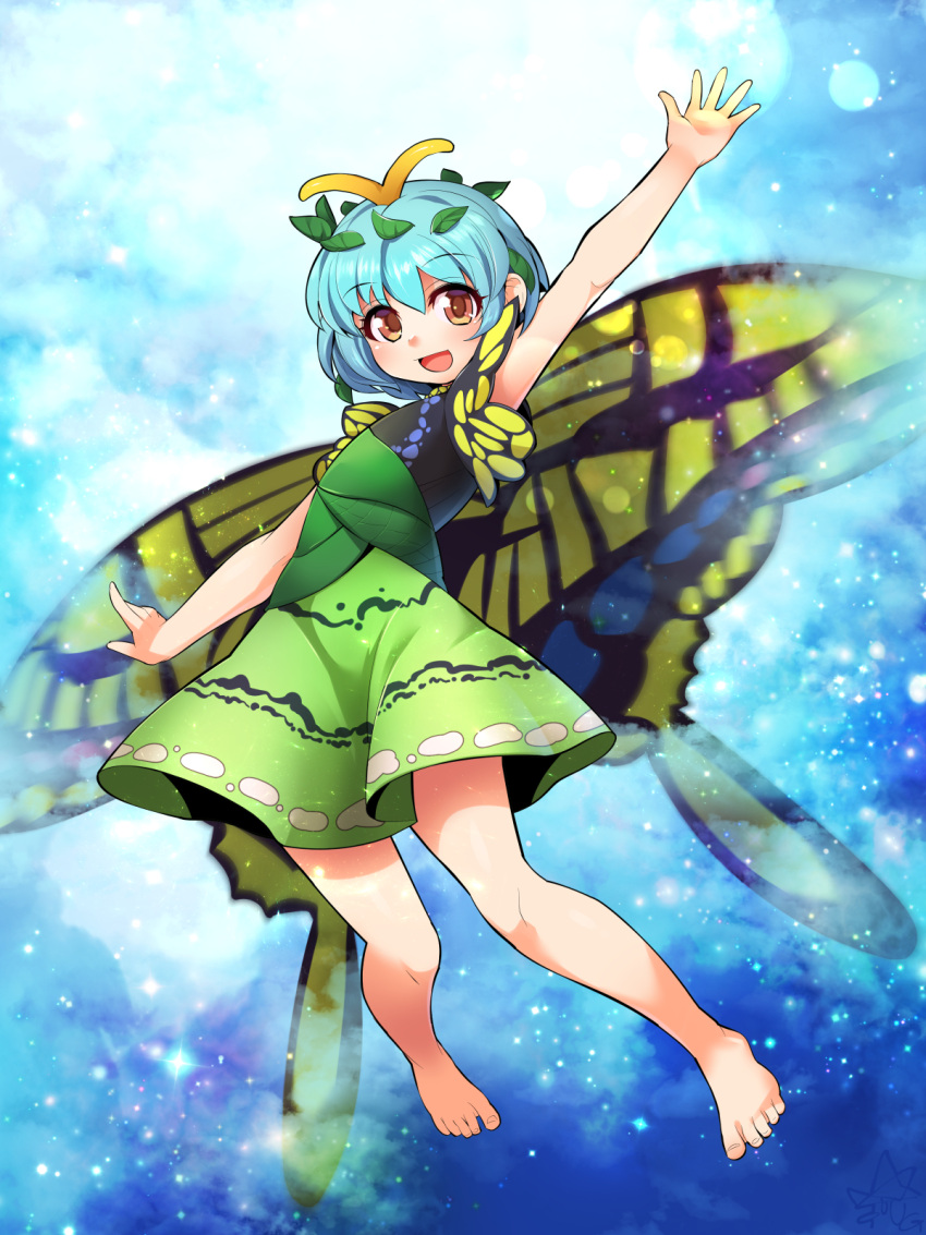 1girl antennae aqua_background aqua_hair arm_up barefoot black_shirt blue_background blush brown_eyes butterfly_wings clip_studio_paint_(medium) cloud day eternity_larva feet full_body gradient gradient_background green_shirt green_skirt highres leaf leaf_on_head legs looking_at_viewer multicolored_eyes multicolored_shirt orange_eyes outline outstretched_arms shirt short_hair short_sleeves signature skirt smile solo sparkle toes touhou umigarasu_(kitsune1963) wings yellow_wings