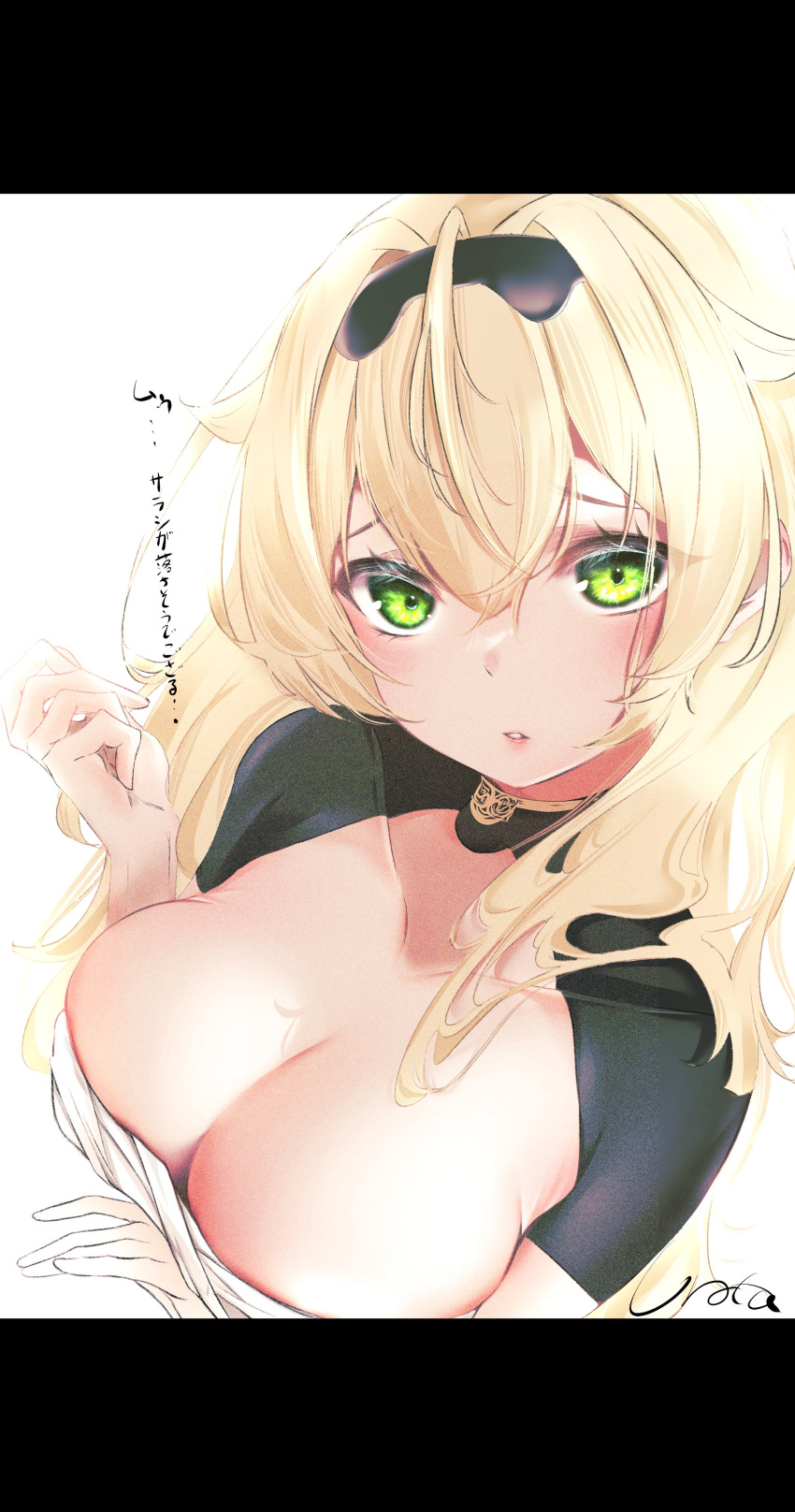 1girl absurdres blonde_hair breasts chest_sarashi cleavage commentary_request green_eyes hand_up highres hololive kazama_iroha large_breasts long_hair looking_at_viewer parted_lips sarashi signature simple_background solo translation_request upper_body urotare virtual_youtuber white_background