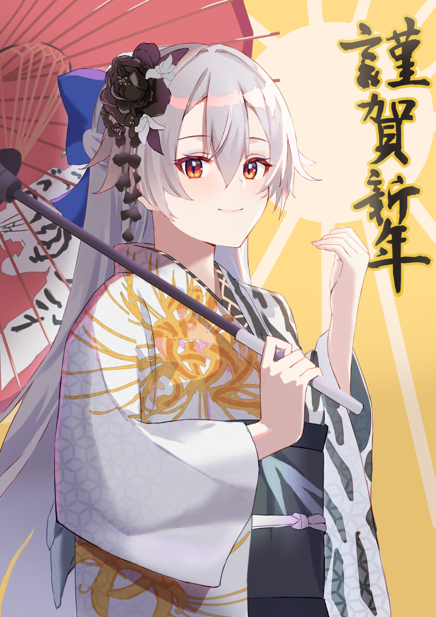 1girl absurdres alternate_costume black_flower blue_bow bow fate/grand_order fate_(series) flower hair_bow hair_flower hair_ornament happy_new_year highres holding holding_umbrella japanese_clothes kimono long_hair looking_at_viewer motukan new_year oil-paper_umbrella orange_eyes print_kimono silver_hair slit_pupils solo tomoe_gozen_(fate) translation_request umbrella