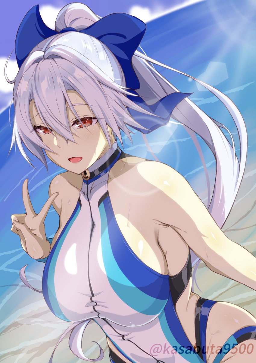 1girl blue_bow blue_swimsuit bow cowboy_shot fate/grand_order fate_(series) highleg highleg_swimsuit highres kasabuta9500 looking_at_viewer multicolored_clothes multicolored_swimsuit one-piece_swimsuit ponytail red_eyes silver_hair smile solo striped_wristband swimsuit tomoe_gozen_(fate) tomoe_gozen_(swimsuit_saber)_(fate) two-tone_swimsuit white_swimsuit