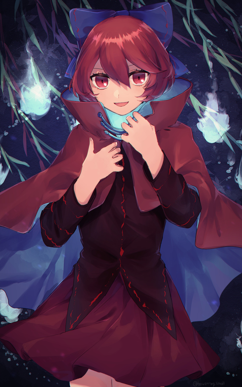 1girl black_shirt blue_bow bow cloak disembodied_head divine_spirit_(touhou) floating_head hair_bow highres koito_(bowstringsmall) long_sleeves looking_at_viewer open_mouth red_cloak red_eyes red_hair red_skirt sekibanki sekibanki_day shirt short_hair skirt smile solo touhou willow