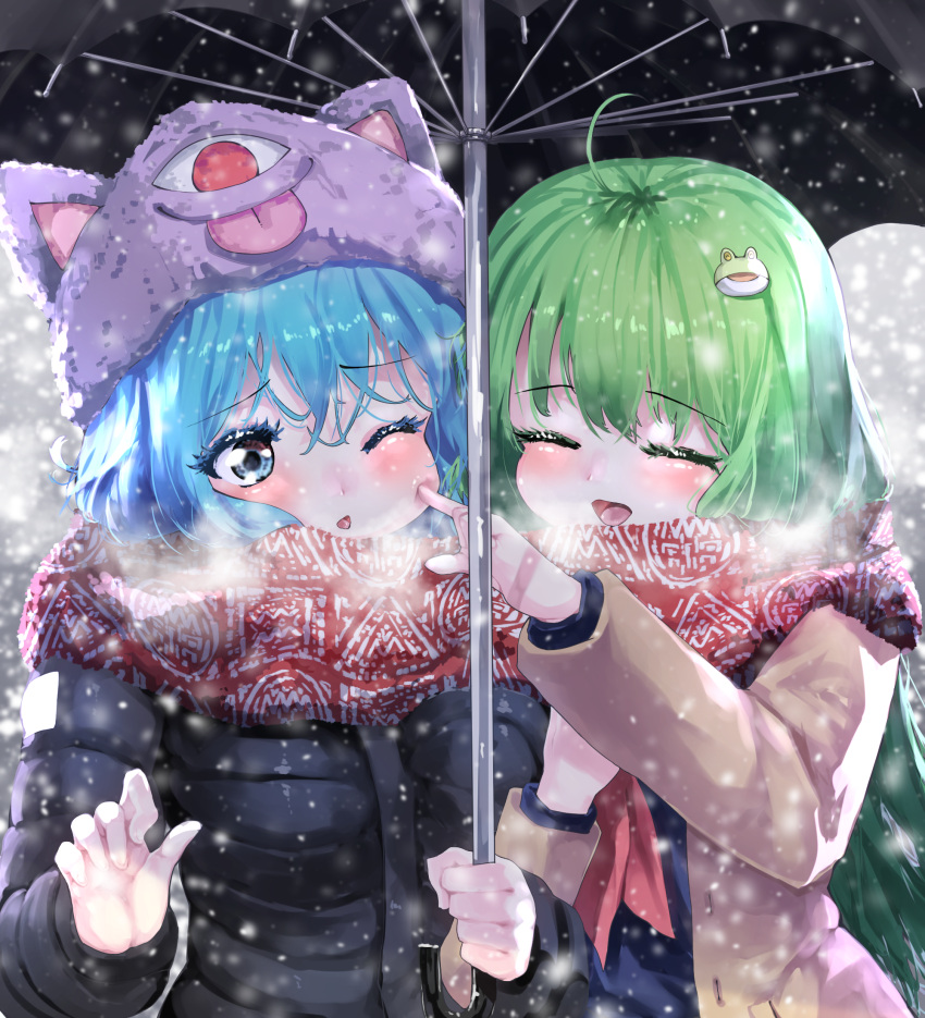 2girls adapted_costume adapted_object alternate_costume bangs blue_eyes blue_hair frog frog_hair_ornament green_hair hair_ornament highres holding holding_umbrella kochiya_sanae long_hair multiple_girls short_hair snow snowing sunnysideup tatara_kogasa touhou umbrella