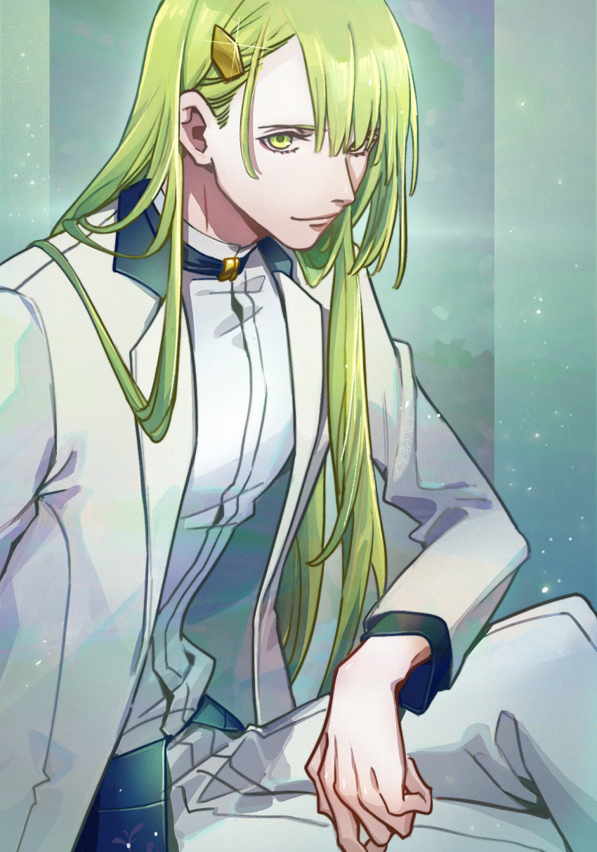 1other alternate_costume ambiguous_gender androgynous bangs bow bowtie crossed_legs enkidu_(fate) fate/grand_order fate_(series) feet_out_of_frame fly_off_(fate) formal gradient gradient_background green_background green_eyes green_hair hair_ornament hairclip highres kuzen long_hair sitting smile solo suit very_long_hair white_suit