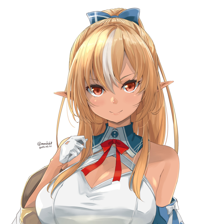 1girl bare_shoulders blonde_hair blue_bow bow breasts cleavage cleavage_cutout closed_mouth clothing_cutout commentary_request dark-skinned_female dark_skin detached_sleeves gloves hair_bow highres hololive kichihachi large_breasts long_hair looking_at_viewer multicolored_hair pointy_ears ponytail red_eyes shiranui_flare simple_background smile solo streaked_hair upper_body virtual_youtuber white_background white_gloves white_hair
