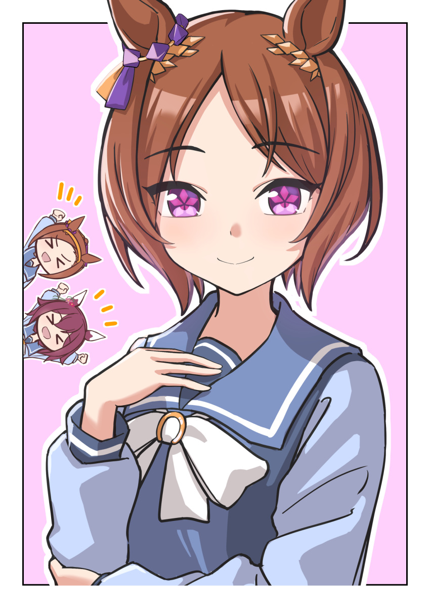 &gt;_&lt; 3girls animal_ears blue_shirt border bow bowtie brown_hair chibi chibi_inset closed_mouth hair_ornament hand_on_own_chest highres horse_ears kamikumo_(km_kamikumo) long_sleeves looking_at_viewer multiple_girls notice_lines outside_border purple_eyes sailor_collar sakura_bakushin_o_(umamusume) sakura_chiyono_o_(umamusume) sakura_laurel_(umamusume) shirt short_hair smile symbol-shaped_pupils umamusume upper_body white_border white_bow white_bowtie