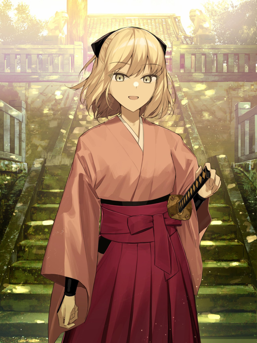 1girl bangs blonde_hair bow eyebrows_visible_through_hair eyelashes eyes_visible_through_hair fate/grand_order fate_(series) hair_between_eyes hair_bow hair_ornament highres japanese_clothes katana kimono looking_at_viewer moss okita_souji_(fate) open_mouth shinsengumi short_hair solo solo_focus stairs sword tamitami weapon yellow_eyes