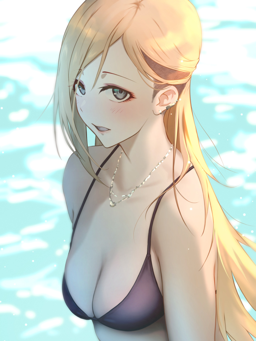 1girl asymmetrical_bangs bangs bikini black_bikini blonde_hair blush breasts brown_hair cleavage collarbone ear_piercing earrings fujimoto_rina gobi_(jtnyrwbkohiqsuldg) highres idolmaster idolmaster_cinderella_girls jewelry long_hair looking_at_viewer multicolored_hair ocean piercing solo swimsuit two-tone_hair upper_body very_long_hair