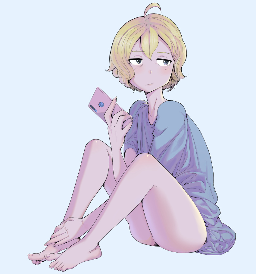 1girl :/ absurdres ahoge bare_legs barefoot blonde_hair blue_background blue_shirt cellphone closed_mouth drawfag expressionless facing_viewer hand_on_own_leg highres holding holding_phone jitome legs looking_to_the_side non-web_source original phone purple_eyes shirt short_hair short_sleeves simple_background sitting smartphone solo toes