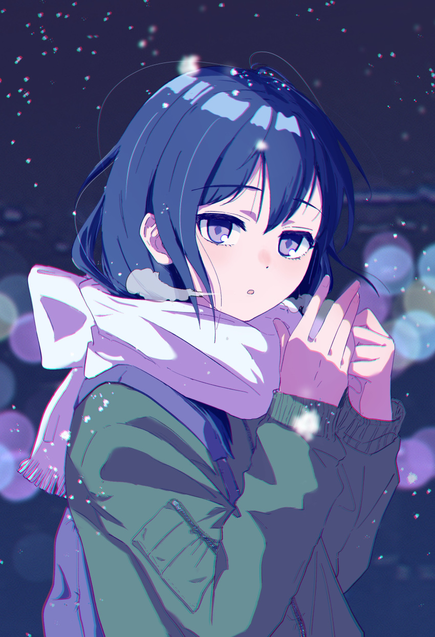 1girl 5_rebbeccas absurdres backpack bag blue_hair blurry blurry_background breath commentary_request green_jacket hair_between_eyes hands_up highres jacket lens_flare long_sleeves night night_sky outdoors parted_lips purple_bag purple_eyes scarf sky snowing solo tamura_yuri upper_body watashi_ga_motenai_no_wa_dou_kangaetemo_omaera_ga_warui! white_scarf zipper