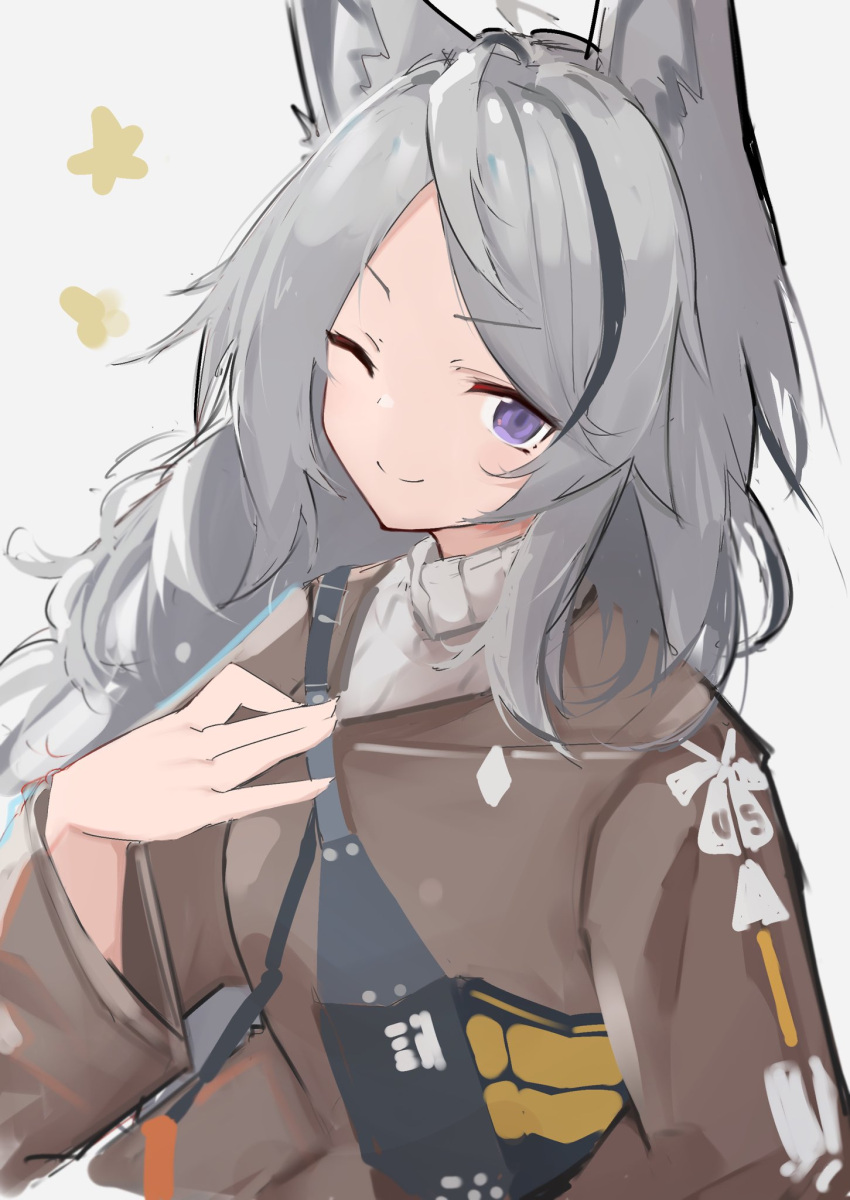 1girl ;) animal_ear_fluff animal_ears arknights asususususu bangs black_hair brown_jacket closed_mouth commentary_request grani_(arknights) grey_background grey_hair grey_sweater hand_up highres jacket long_sleeves looking_at_viewer multicolored_hair one_eye_closed parted_bangs purple_eyes ribbed_sweater simple_background smile solo streaked_hair sweater turtleneck turtleneck_sweater upper_body wide_sleeves