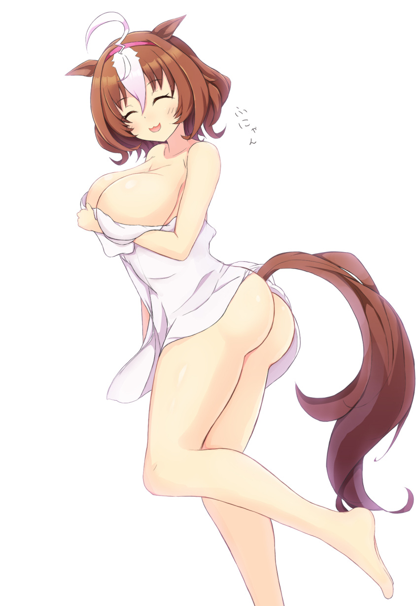 1girl :3 ahoge animal_ears ass baika barefoot brown_hair closed_eyes commentary_request foot_out_of_frame hair_between_eyes hairband highres horse_ears horse_girl horse_tail meisho_doto_(umamusume) multicolored_hair naked_towel open_mouth simple_background smile solo standing standing_on_one_leg streaked_hair tail towel umamusume white_background white_hair white_towel