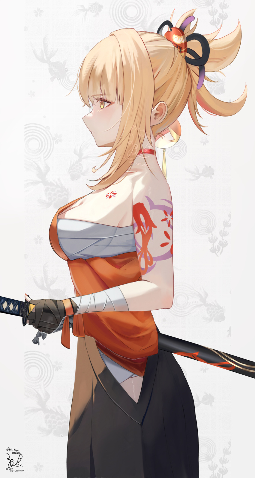 1girl absurdres arm_tattoo bandages bare_shoulders black_hakama blonde_hair breasts chest_sarashi chest_tattoo choker cleavage commentary_request cowboy_shot from_side genshin_impact grey_background hakama highres holding holding_sword holding_weapon japanese_clothes katana kimono medium_breasts orange_kimono ponytail profile red_choker sarashi sazanami_(re_n_rentaro) scabbard sheath sheathed short_hair sidelocks solo standing sword tattoo weapon wrist_wrap yellow_eyes yoimiya_(genshin_impact)