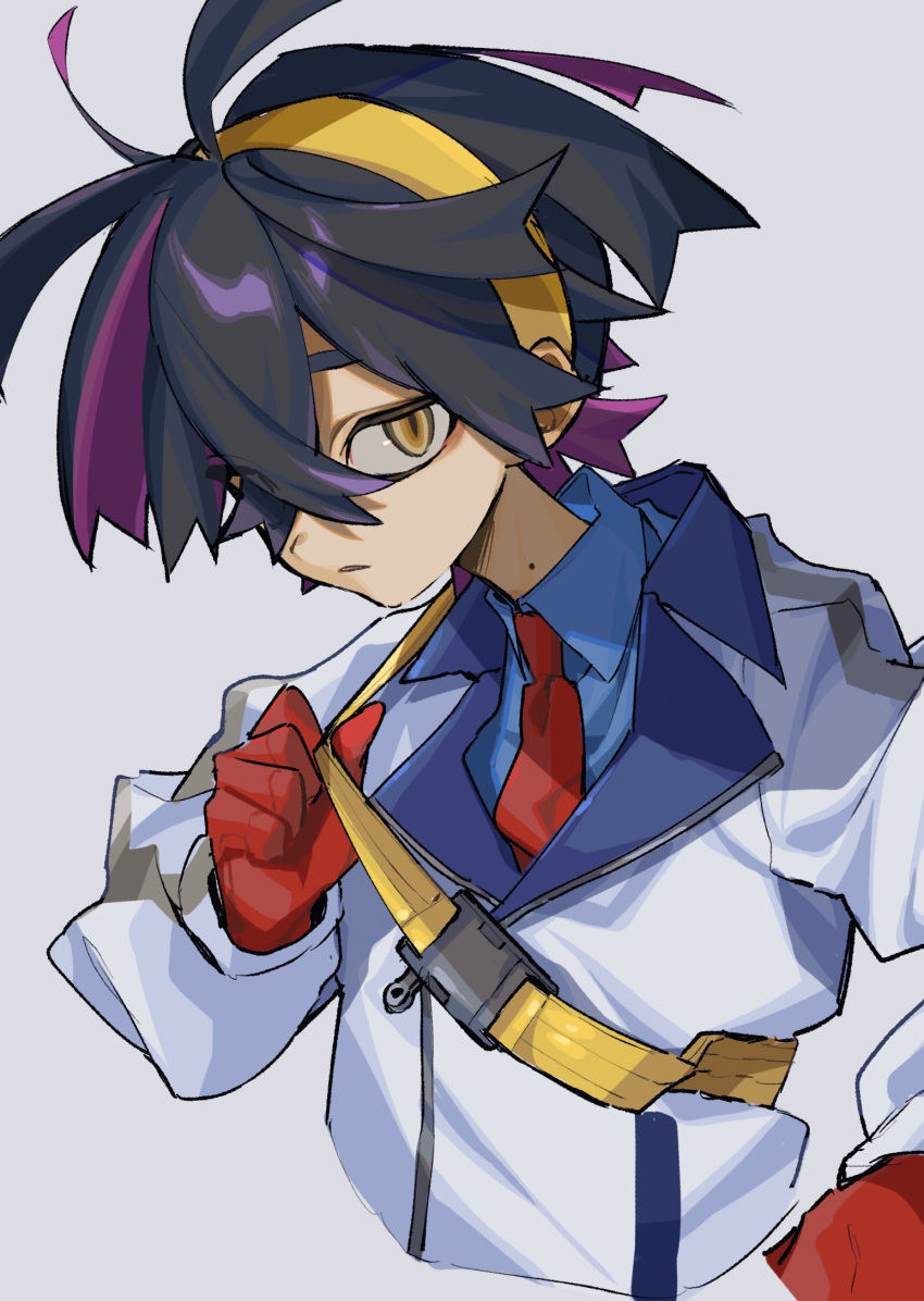 1boy belt black_hair blue_shirt collared_jacket collared_shirt crossed_bangs double-parted_bangs gloves hairband hamita_(rikopin_ika) hand_up head_tilt highres holding holding_belt jacket kieran_(pokemon) long_bangs looking_at_viewer male_focus mole mole_on_neck multicolored_hair necktie parted_lips pokemon pokemon_sv red_gloves red_necktie shirt simple_background solo streaked_hair upper_body white_jacket yellow_belt yellow_eyes yellow_hairband