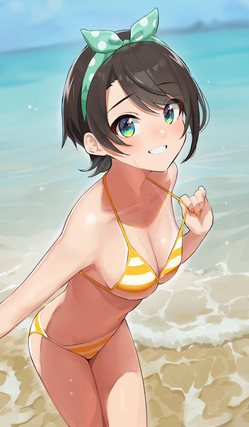 1girl absurdres bangs bare_shoulders beach bikini bikini_tan black_hair blue_sky blurry blurry_background breasts collarbone commentary_request day eyebrows_visible_through_hair green_eyes grin hand_up highres hololive horizon leaning_forward looking_at_viewer medium_breasts nail_polish no_navel ocean oozora_subaru pulled_by_self short_hair sky smile solo strap_pull striped striped_bikini swept_bangs swimsuit takita_(takita3411) tan tanlines thighs virtual_youtuber water wet yellow_bikini