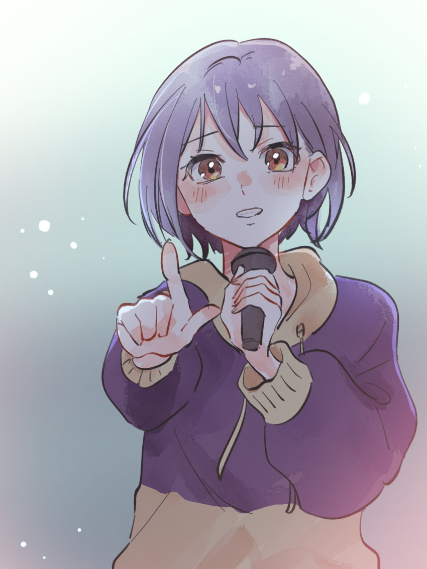1girl bang_dream! bang_dream!_it's_mygo!!!!! blue_hoodie blush commentary_request drawstring gradient_background grey_background grey_hair highres holding holding_microphone hood hoodie horns long_sleeves looking_at_viewer microphone mitsui_michiko parted_lips pointing pointing_at_viewer red_eyes short_hair solo takamatsu_tomori two-tone_hoodie upper_body yellow_horns