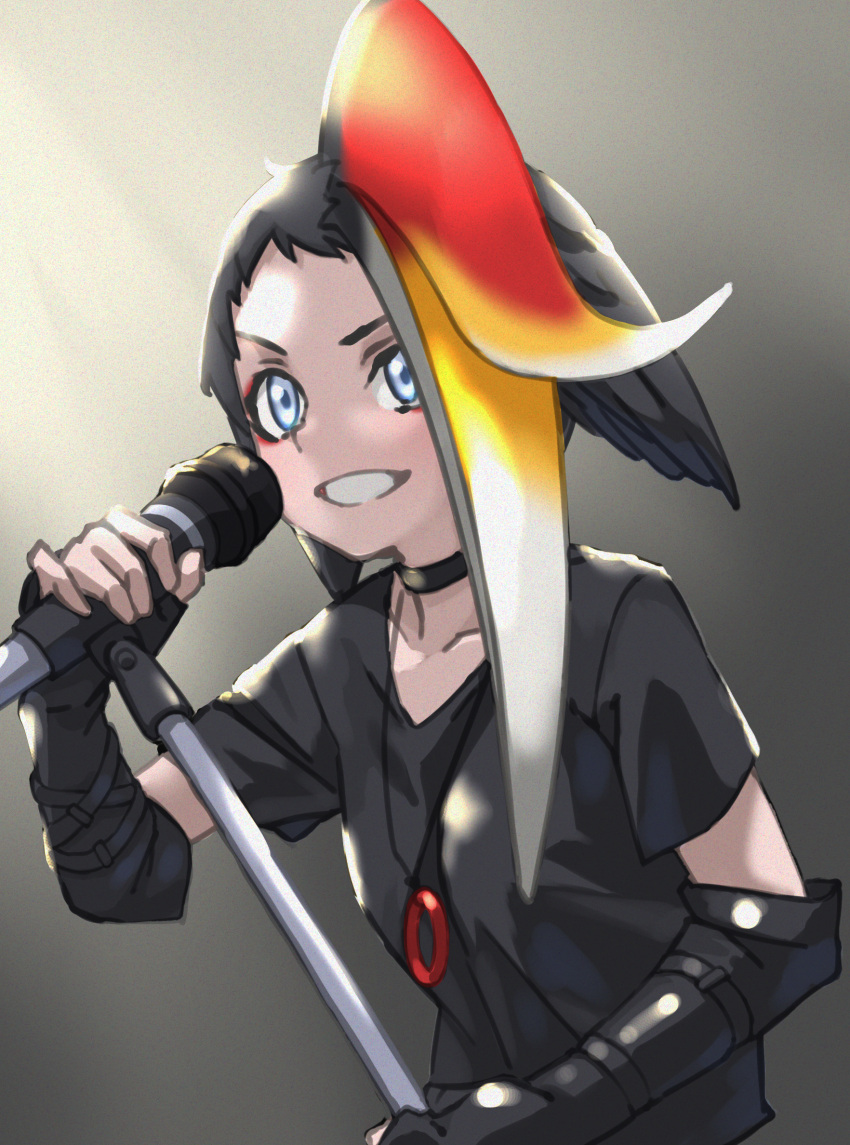 1girl asymmetrical_bangs bangs black_choker black_gloves black_hair black_shirt blonde_hair blue_eyes choker collarbone commentary elbow_gloves fingerless_gloves gloves gradient gradient_background gradient_hair grey_background grin head_wings highres holding holding_microphone_stand kemono_friends long_bangs looking_away microphone microphone_stand multicolored_hair red_hair rhinoceros_hornbill_(kemono_friends) shirt short_hair short_sleeves simple_background smile solo tanabe_(fueisei) upper_body white_hair