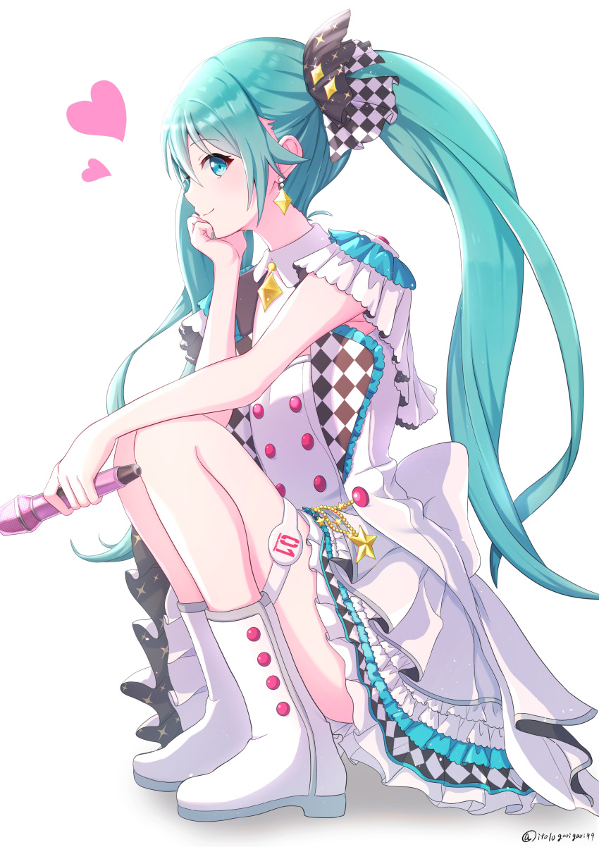 1girl absurdres ankle_boots aqua_eyes aqua_hair back_bow bare_arms boots bow brooch checkered checkered_bow checkered_clothes checkered_dress detached_collar dress earrings epaulettes frilled_dress frills full_body glint hair_bow hatsune_miku head_rest heart highres holding holding_microphone idol idol_clothes itogari jewelry kneeling layered_dress long_hair microphone profile project_sekai sideways_glance silver_trim simple_background smile solo sparkle_earrings sparkle_hair_ornament star_brooch thigh_strap twintails vocaloid white_background white_bow white_dress white_footwear wing_collar