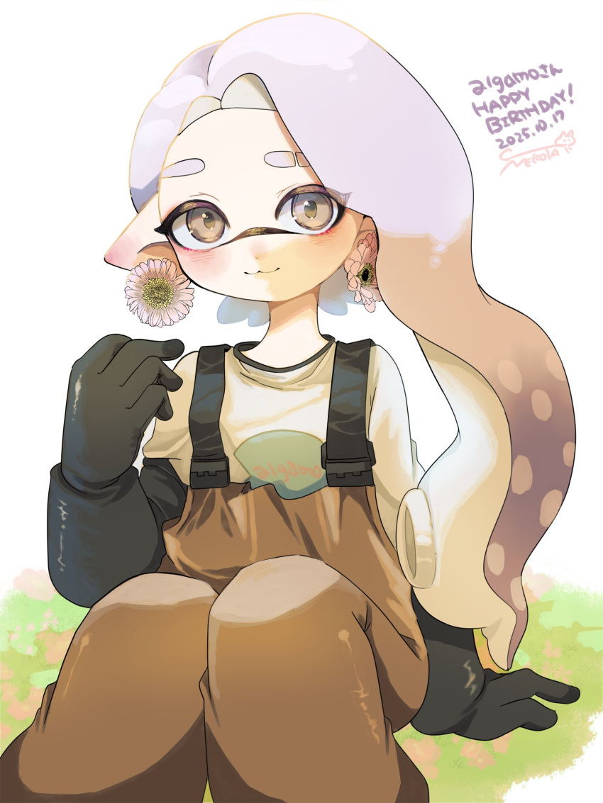 1girl black_gloves brown_overalls closed_mouth commentary_request dated earrings eyebrow_cut flower_earrings gloves grey_eyes grey_hair happy_birthday highres inkling inkling_girl inkling_player_character jewelry kininaru_ano_ko long_hair looking_at_viewer on_grass overalls pointy_ears print_shirt rubber_gloves salmon_run_(splatoon) shirt sitting smile solo splatoon_(series) splatoon_3 tentacle_hair thick_eyebrows very_long_hair white_shirt