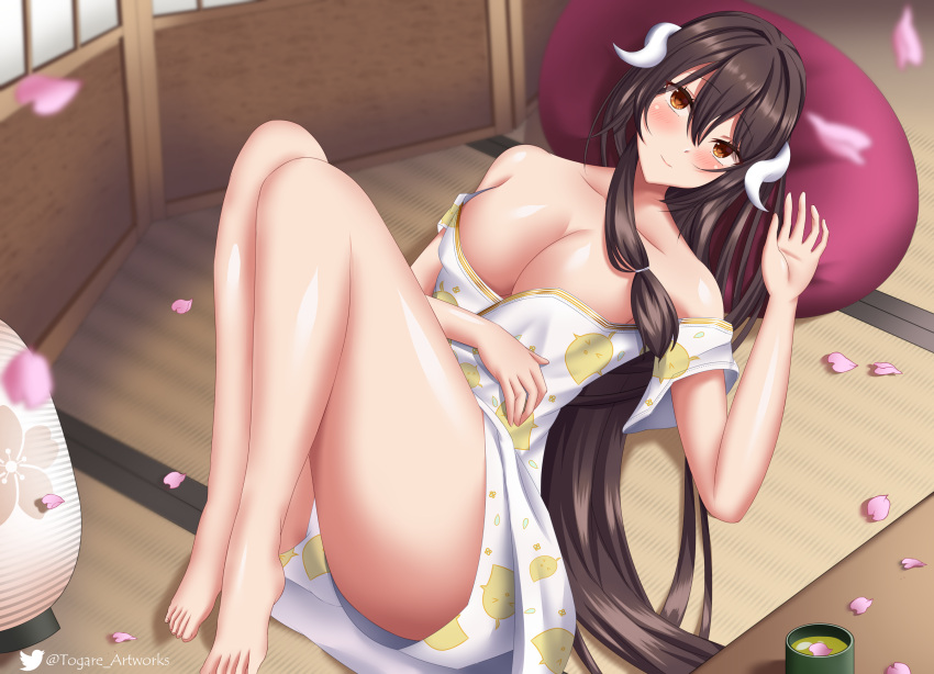 1girl azur_lane bare_shoulders barefoot breasts brown_hair cleavage closed_mouth curled_horns eyebrows_visible_through_hair hair_between_eyes highres horns indoors japanese_clothes kimono large_breasts long_hair looking_at_viewer mikasa_(azur_lane) mikasa_(reverence_for_rest_and_relaxation)_(azur_lane) official_alternate_costume oni shirt smile solo togare very_long_hair white_horns yellow_eyes