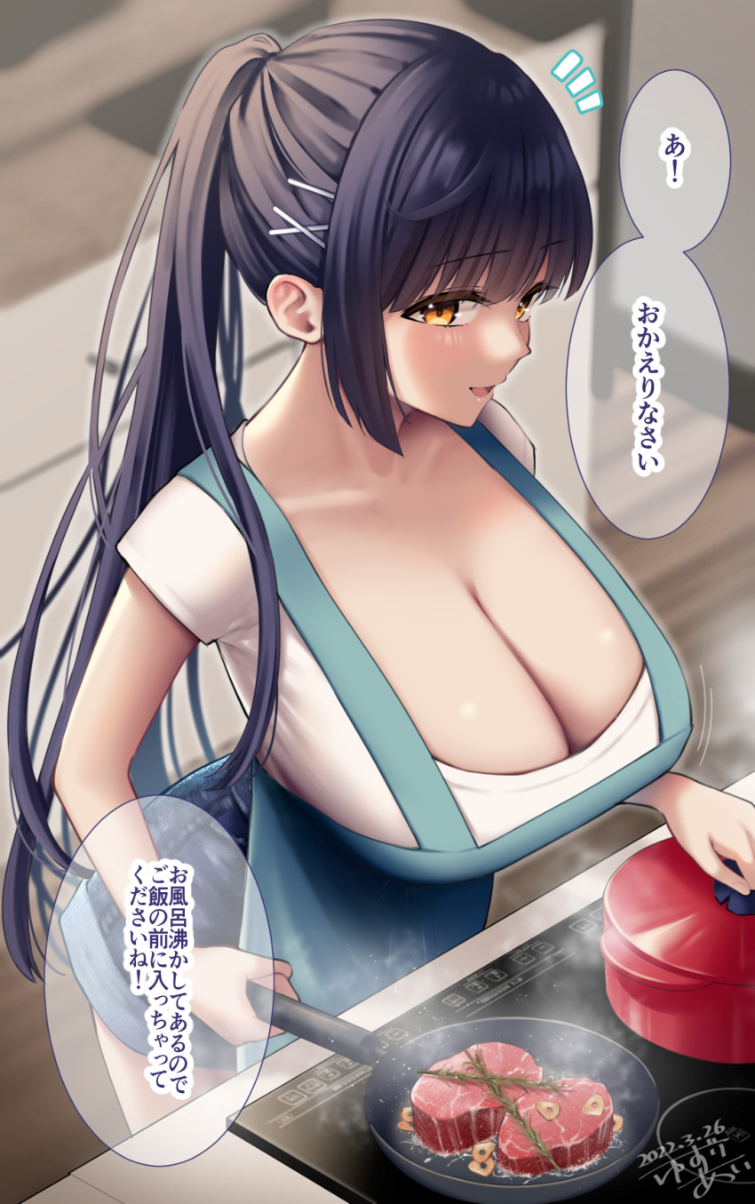 1girl apron bangs bare_arms black_hair blurry blush breasts cleavage cooking depth_of_field eyebrows_visible_through_hair food frying_pan green_apron hair_ornament hairclip highres indoors large_breasts long_hair looking_at_viewer original parted_lips ponytail pot short_sleeves smile solo steak stove translation_request wooden_floor yellow_eyes yuzuri_ai