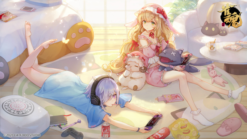 2girls artist_request barefoot bed blonde_hair bloomers book bow bracelet bug butterfly can cellphone chips coca-cola coffee_mug controller copyright copyright_name cup detached_sleeves drinking_straw eliisa_(mahjong_soul) feet food game_cg game_controller green_eyes headphones highres holding holding_controller holding_game_controller jewelry lay's leaf light logo long_hair looking_at_another looking_at_object lying mahjong mahjong_soul mahjong_tile manga_(object) mug multiple_girls nintendo_switch official_art on_floor on_stomach pen phone pillow plant pocky potato_chips purple_eyes purple_hair red_bow rug sheep shine_cheese smartphone soda_can stuffed_animal stuffed_bunny stuffed_toy stuffed_wolf sunlight suzumiya_anju underwear window wrist_cuffs