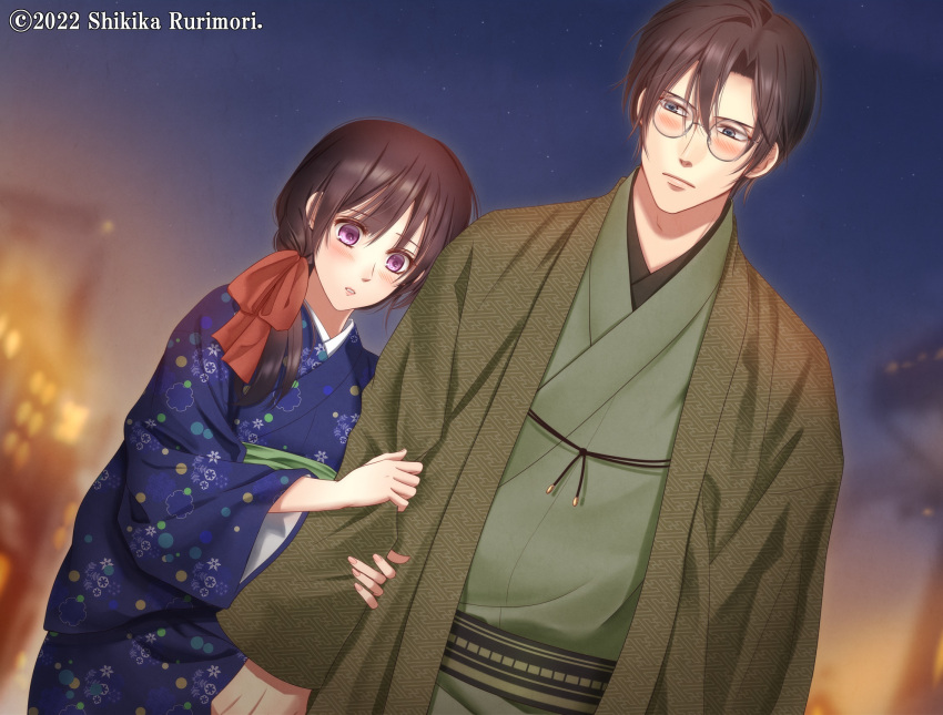 arm_at_side black_hair blue_kimono blurry blurry_background blush bow brown_kimono couple dating glasses grey_eyes hair_between_eyes hair_bow hetero highres izumi_(stardustalone) japanese_clothes kimono night outdoors purple_eyes red_bow renri_no_chigiri_wo_kimi_to_shiru short_hair unmoving_pattern watermark wide_sleeves