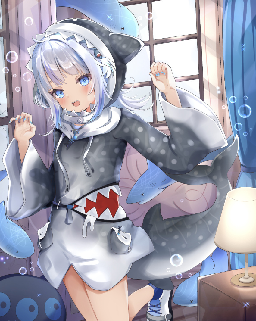 1girl animal_hood bangs blue_eyes blue_hair blunt_bangs blush curtains fish_tail gawr_gura grey_hoodie hair_ornament highres hololive hololive_english holomyth hood hoodie lamp leg_lift leg_up multicolored_hair nail_polish nekopurin_(nyanko_prin) open_mouth shark shark_girl shark_hair_ornament shark_hood shark_tail sharp_teeth shoes standing standing_on_one_leg tail teeth virtual_youtuber white_hair window