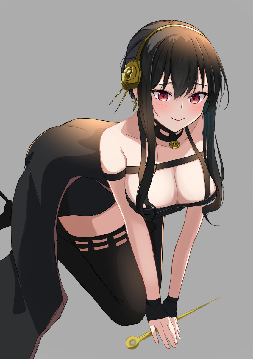 1girl absurdres all_fours bangs bare_shoulders black_gloves black_hair blush boots breasts closed_mouth commentary dagger earrings eyebrows_visible_through_hair fingerless_gloves gloves gold_earrings gold_hairband grey_background high_heels highres holding holding_dagger holding_weapon jewelry knife kunizaki large_breasts long_hair red_eyes rose_hair_ornament sidelocks simple_background smile solo spikes spy_x_family thigh_boots thighhighs weapon yor_briar zettai_ryouiki