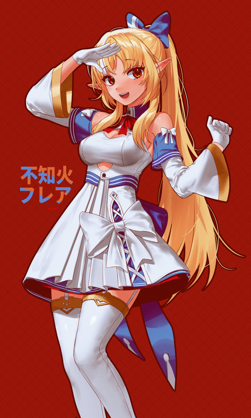 :d absurdres bangs bare_shoulders blonde_hair blue_bow bow breasts cleavage_cutout clothing_cutout commentary detached_sleeves dress feet_out_of_frame garter_straps gloves hair_bow halter_dress halterneck handot_(d_yot_) highres hololive light_blush long_hair looking_at_viewer medium_breasts neck_ribbon open_mouth ponytail red_background red_eyes red_ribbon ribbon salute shiranui_flare short_dress simple_background smile standing teeth thighhighs thighs translation_request underskirt upper_teeth very_long_hair virtual_youtuber white_dress white_garter_straps white_gloves white_legwear wide_sleeves zettai_ryouiki