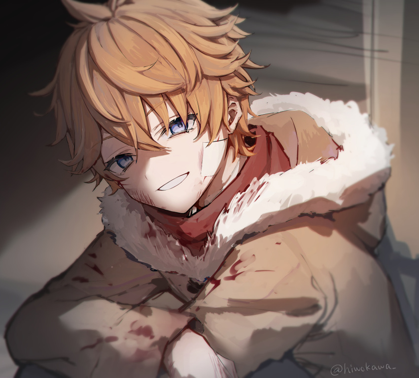 1boy bangs blood blood_on_clothes blood_on_face blue_eyes brown_coat coat fur-trimmed_coat fur_trim genshin_impact hair_between_eyes highres honotai long_sleeves looking_at_viewer male_focus orange_hair smile solo tartaglia_(genshin_impact) twitter_username upper_body younger