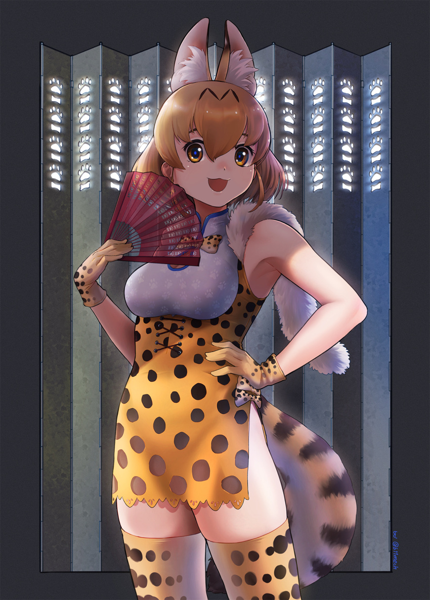 1girl :3 adapted_costume animal_ears bare_shoulders beleven blonde_hair bow bowtie cat_ears cat_girl cat_tail cowboy_shot dress extra_ears eyebrows_visible_through_hair gloves hand_fan hand_on_hip highres kemono_friends kemono_friends_3 multicolored_hair open_mouth print_bow print_bowtie print_dress print_gloves print_legwear serval_(kemono_friends) serval_print shirt short_hair sleeveless solo tail thighhighs white_fur white_shirt yellow_eyes zettai_ryouiki