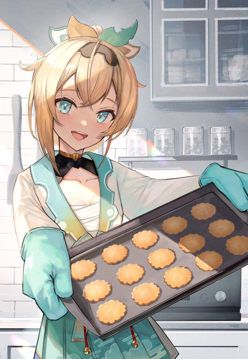 1girl ahoge baking black_hairband blonde_hair blue_eyes blue_skirt blush bow breasts commentary_request cookie cooking cowboy_shot double-parted_bangs food hair_bow hairband highres holding holding_tray hololive indoors kazama_iroha kazama_iroha_(1st_costume) kitchen looking_at_viewer medium_hair multicolored_bow open_mouth oven_mitts skirt small_breasts smile solo standing tray virtual_youtuber xyunx