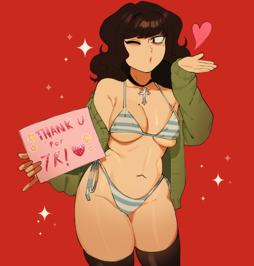 1girl bikini black_hair black_thighhighs blowing_kiss breasts commentary cowboy_shot green_sweater hand_up heart highres holding holding_sign long_hair long_sleeves medium_breasts milestone_celebration mole mole_on_breast mole_under_eye navel one_eye_closed original red_background reondoven sign solo spanish_commentary sparkle star_(symbol) striped_bikini striped_clothes sweater swimsuit thighhighs