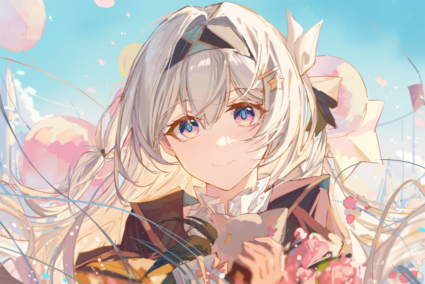 1girl animal black_hairband blue_pupils blue_sky bow cat closed_mouth cloud collar firefly_(honkai:_star_rail) floating_hair grey_hair hair_between_eyes hair_bow hair_ornament hairband highres holding holding_animal honkai:_star_rail honkai_(series) long_hair looking_at_viewer multicolored_eyes pink_eyes sky smile solo star_(symbol) star_hair_ornament upper_body white_collar yajuu