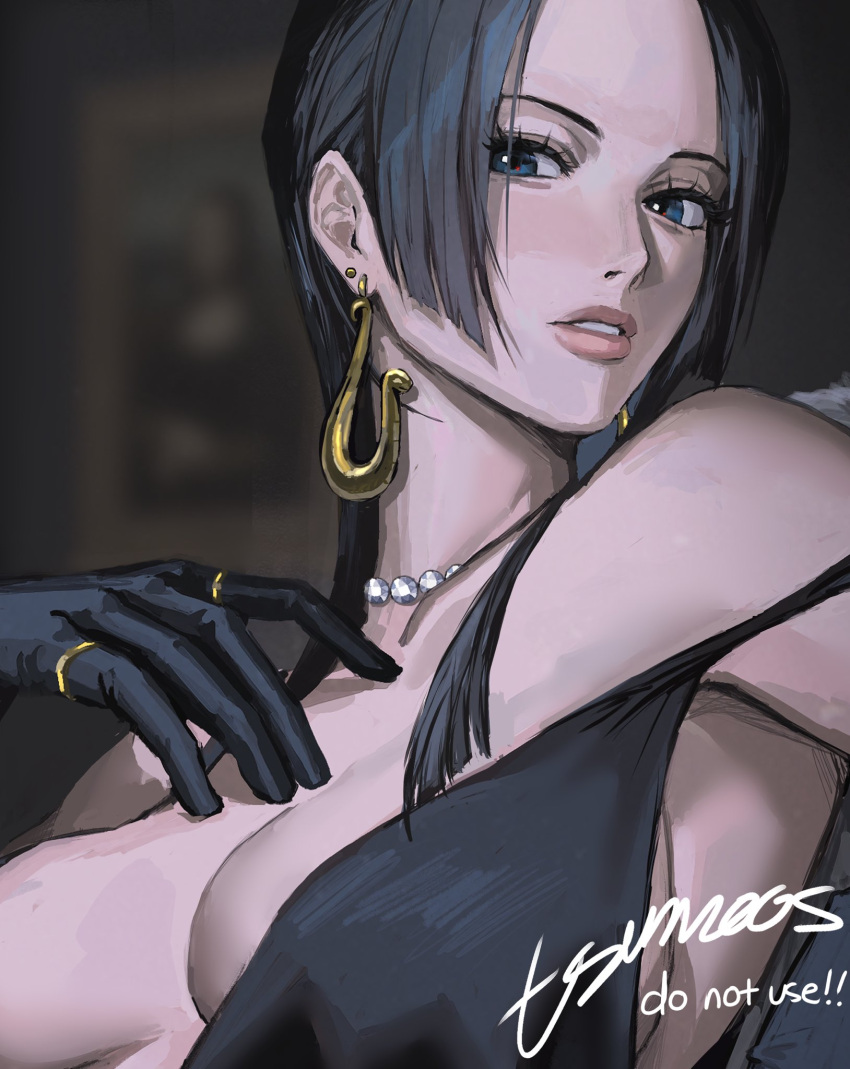 1girl artist_name black_dress black_gloves black_hair black_theme blue_eyes boa_hancock breasts dress earrings english_commentary eyelashes eyeliner gloves highres hime_cut jewelry long_hair makeup mona_lisa necklace one_piece painting_(object) pink_lips plunging_neckline ring sideboob snake_earrings solo tsumoos upper_body