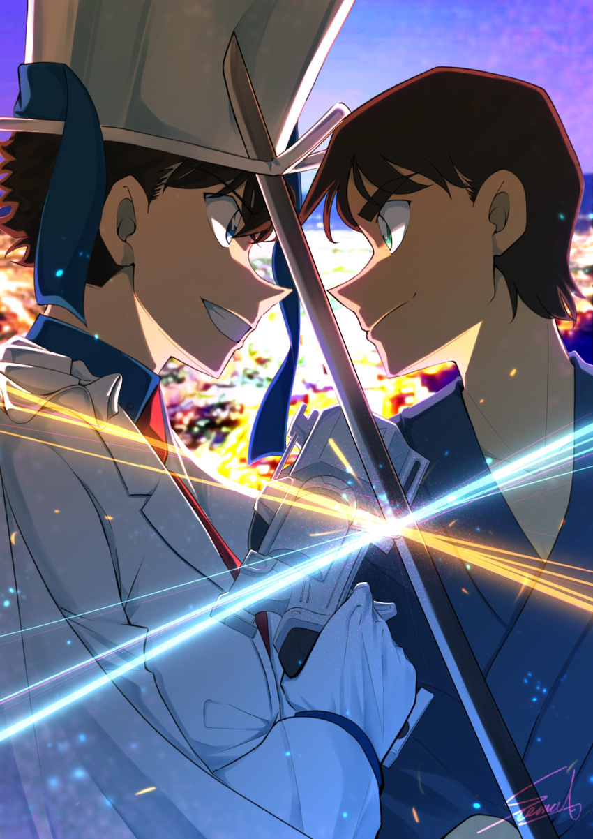 2boys artist_name blue_eyes blue_kimono blue_shirt brown_hair cape closed_mouth cloud cloudy_sky fighting from_side gloves green_eyes grin gun handgun hat hattori_heiji highres holding holding_gun holding_sword holding_weapon jacket japanese_clothes kaitou_kid katana kimono kuroba_kaito long_sleeves looking_at_another meitantei_conan multiple_boys necktie outdoors red_necktie revolver shirt short_hair signature sky smile sooma4869 sword top_hat torn_clothes torn_hat trump_gun weapon white_cape white_gloves white_hat white_jacket