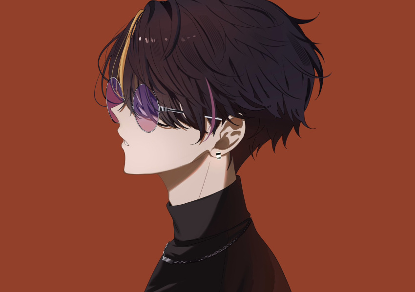1boy black_hair black_sweater blonde_hair chain chain_necklace covered_eyes earrings glasses hair_over_one_eye hashtag-only_commentary highres jewelry male_focus multicolored_hair necklace nijisanji nijisanji_en parted_lips profile purple-tinted_eyewear purple_hair red_background round_eyewear short_hair shu_yamino shu_yamino_(3rd_costume) simple_background solo streaked_hair sweater swept_bangs tinted_eyewear tsugu_(tsugu_823) turtleneck turtleneck_sweater upper_body virtual_youtuber