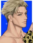  1boy animal_print aransmind artist_name blonde_hair blue_background border closed_mouth green_eyes highres holding_necktie ibispaint_(medium) jujutsu_kaisen leopard_print looking_at_viewer male_focus mole mole_on_neck mole_on_shoulder nanami_kento necktie outside_border portrait white_border yellow_necktie 