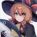  1girl animal black_capelet black_gloves black_hat blue_eyes blush bow braid brown_hair capelet closed_mouth cookie_(touhou) expressionless fish gloves grey_background hat hat_bow highres holding holding_animal holding_fish kirisame_marisa looking_at_viewer meguru_(cookie) niu_42 red_bow short_hair side_braid simple_background single_braid solo touhou tuna upper_body witch_hat 