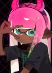  1girl :o black_shirt blunt_bangs dark-skinned_female dark_skin fake_horns gradient_hair green_eyes green_hair hairband highres horn_hairband horns inkling inkling_girl inkling_player_character jewel_under_eye long_hair looking_at_viewer multicolored_hair open_mouth pink_hair pink_hairband pink_horns pointy_ears sabata_saba shirt short_sleeves solo splatoon_(series) t-shirt tentacle_hair upper_body v v_over_eye very_long_hair 