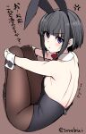  1girl anger_vein animal_ears back bare_back bare_shoulders black_hair black_leotard blush breasts brown_background brown_pantyhose closed_mouth commentary_request fake_animal_ears idolmaster idolmaster_cinderella_girls leotard looking_at_viewer pantyhose playboy_bunny purple_eyes rabbit_ears serebi_ryousangata shirayuki_chiyo short_hair small_breasts solo thighs translation_request 