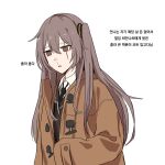  1girl alternate_costume bangs black_jacket black_necktie brown_coat brown_eyes brown_hair coat eyebrows_visible_through_hair girls&#039;_frontline highres jacket korean_text long_hair looking_down mmm_(ji1945) necktie open_mouth scar scar_across_eye shirt side_ponytail solo symbol-only_commentary translation_request ump45_(girls&#039;_frontline) upper_body white_background white_shirt 