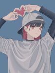  1girl absurdres arms_up backwards_hat baseball_cap black_hair black_sweater blue_background closed_mouth commentary_request hat heart heart_hands highres layered_sleeves long_sleeves n2chi1l original red_eyes red_hair shirt short_sleeves simple_background smile sweater turtleneck white_headwear white_shirt 