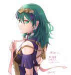  1girl backless_outfit bangs breasts byleth_(fire_emblem) byleth_(fire_emblem)_(female) closed_mouth clothing_cutout cosplay diadem enlightened_byleth_(female) eyebrows_visible_through_hair fire_emblem fire_emblem:_three_houses from_side green_eyes green_hair hair_between_eyes long_hair medium_breasts neck_ribbon pink_ribbon ribbon robaco shoulder_cutout sideboob simple_background smile solo sothis_(fire_emblem) sothis_(fire_emblem)_(cosplay) twitter_username white_background 